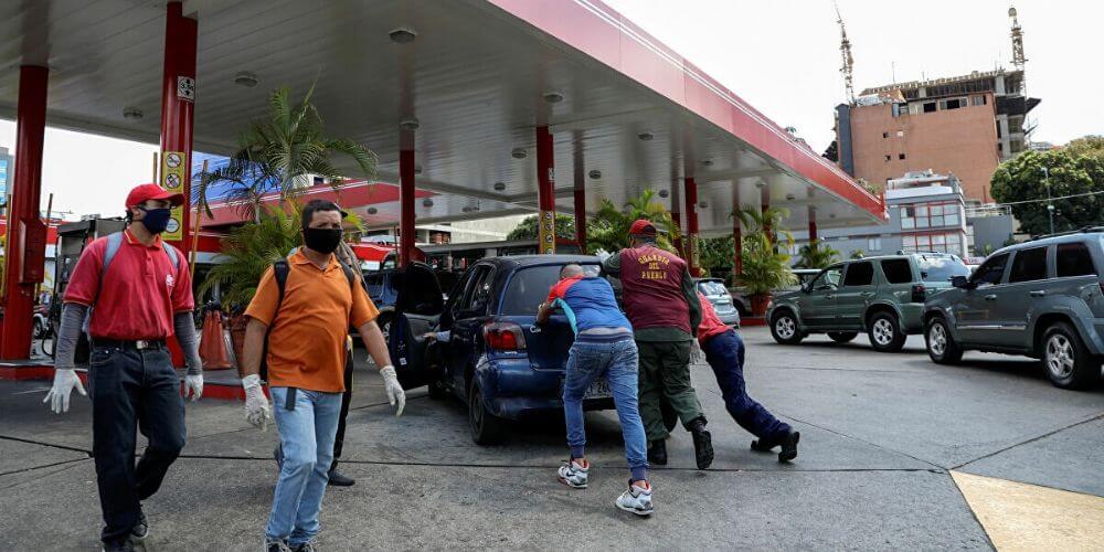 Dos personas fallecieron mientras hacían la cola para gasolina