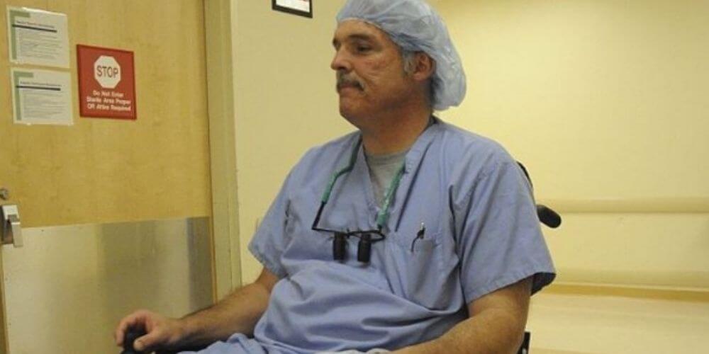 ✌ Cirujano con parálisis realizó una intervención en su silla especial ✌