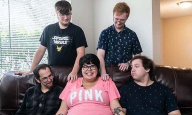 😮 Esta mujer está embarazada y con una relación abierta con 4 maridos 😮