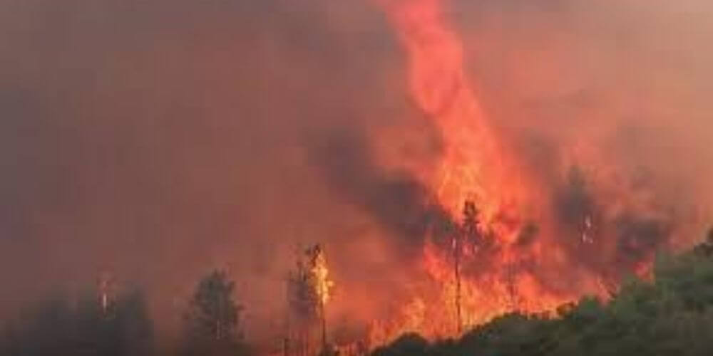 🔥 Extraño tornado de fuego se presentó tras un incendio forestal en California 🔥