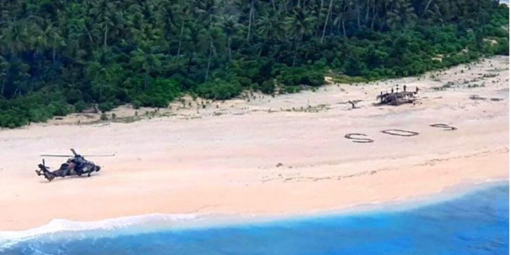 rescatan-a-naufragos-tras-dar-una-señal-de-SOS-en-la-arena-de-una-isla-vista-avion-sos-movidatuy.com