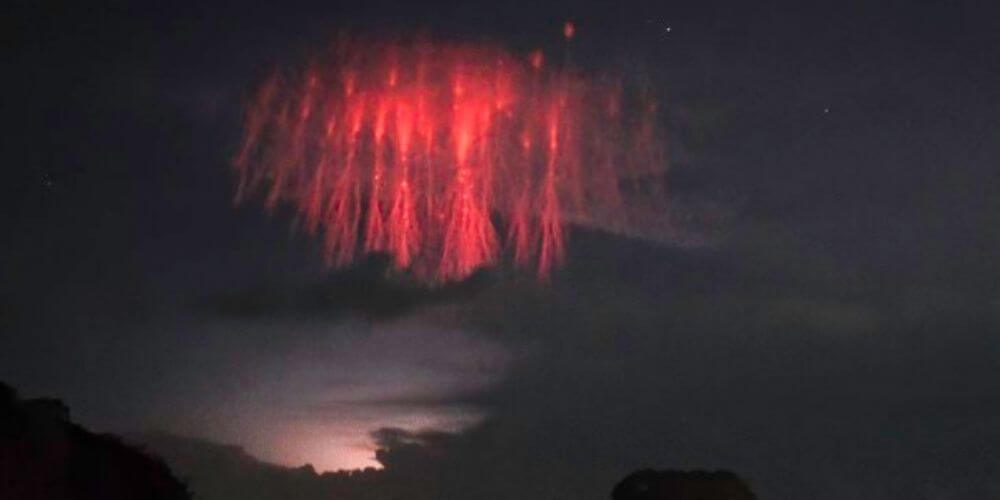 ✌ Un hermoso “tentáculo de medusa roja” se vio en el cielo de Texas ✌