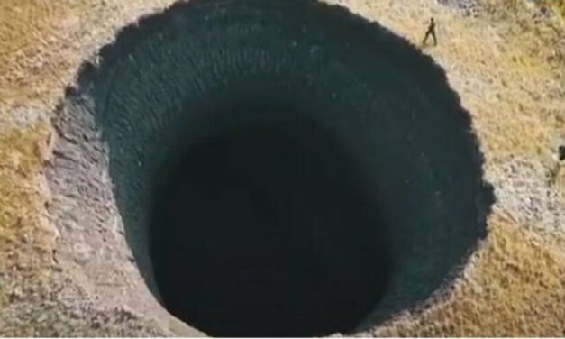😮 En Siberia se producen gigantes cráteres de 50 metros de profundidad 😮