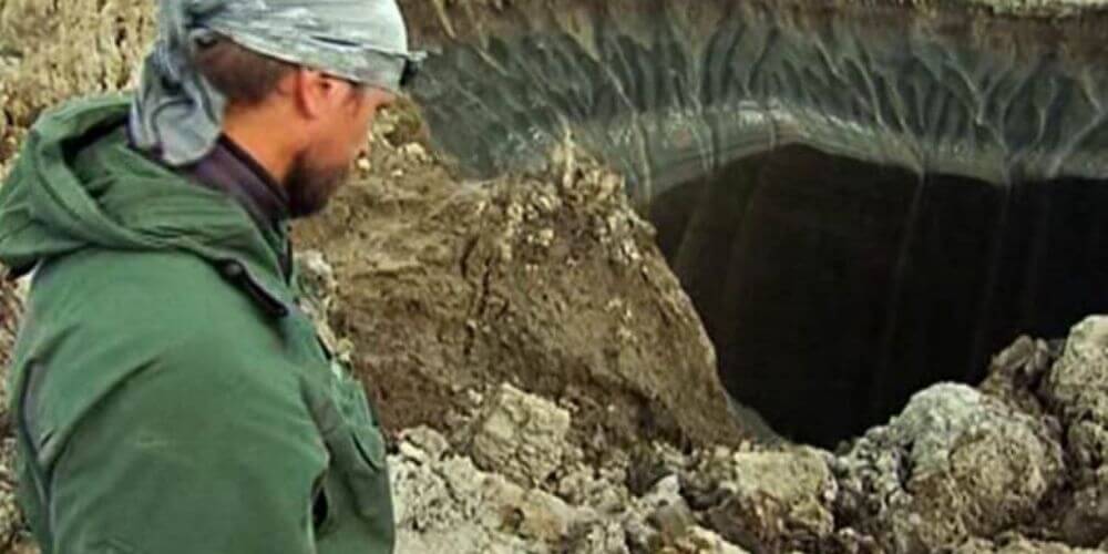 en-siberia-se-producen-gigantes-crateres-de-50-metros-de-profundidad-agujero-suelo-movidatuy.com