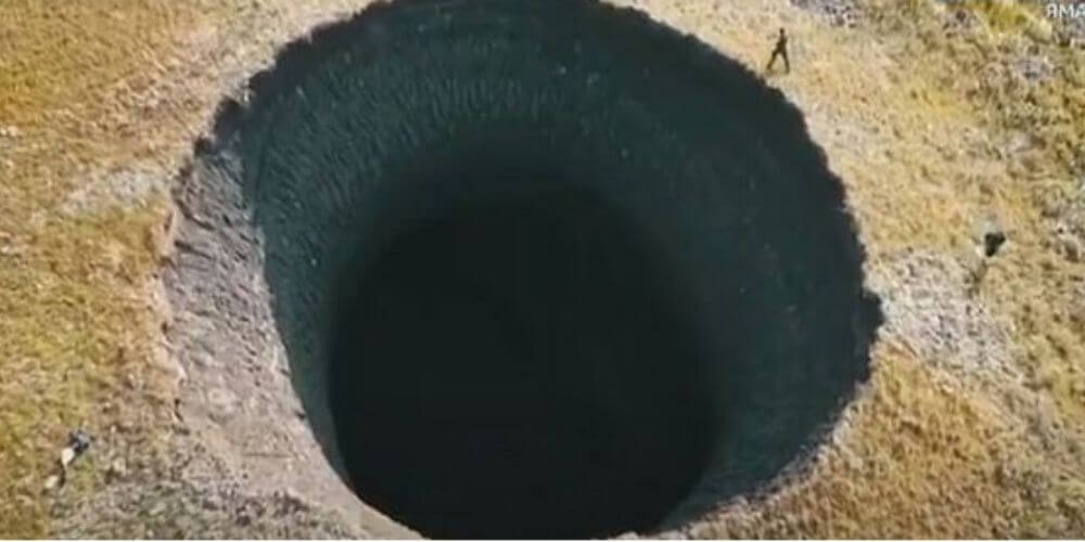 😮 En Siberia se producen gigantes cráteres de 50 metros de profundidad 😮