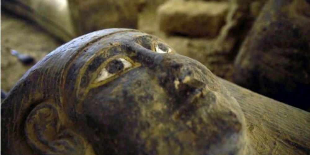 increible.-hallazgo-de-27-sarcofagos-egipcios-enterrados-hace-miles-de-años-feretro-egipcio-movidatuy.com