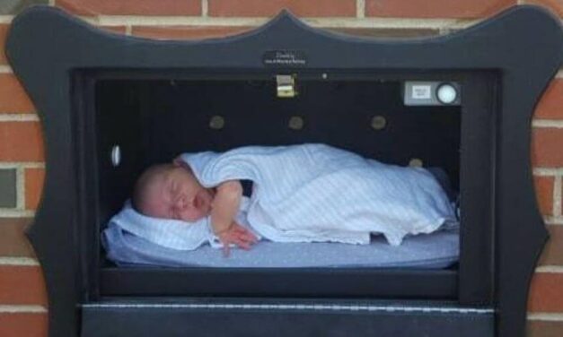 Instalan en Bruselas el primer buzón para bebés no deseados