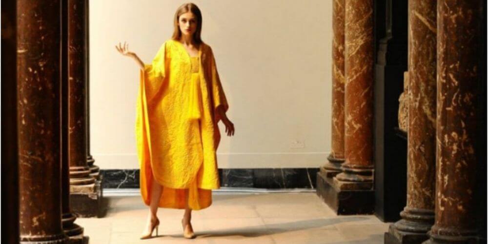 ✌ Diseñador de modas usó a 1 millón de arañas para confeccionar una capa de seda ✌