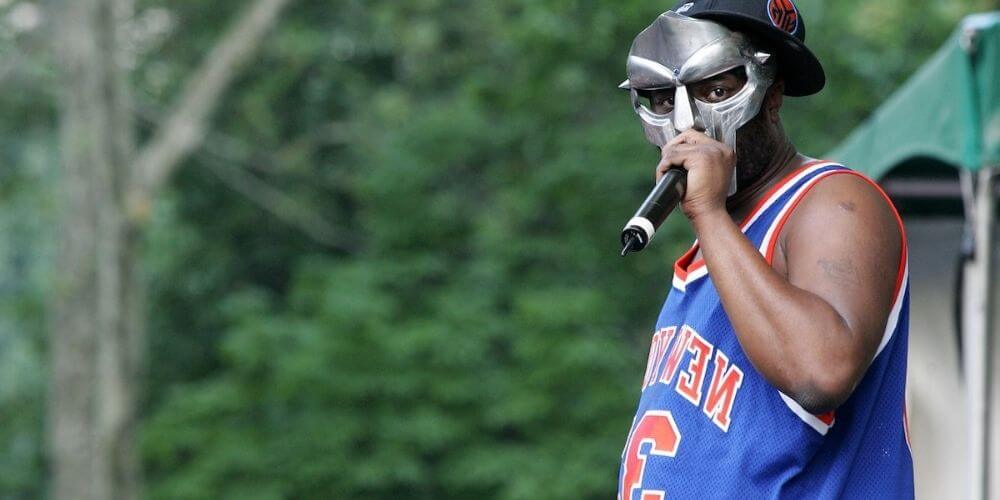 estos-4-famosos-nunca-muestran-sus-rostros-en-publico-usando-mascaras-mfdoom-movidatuy.com