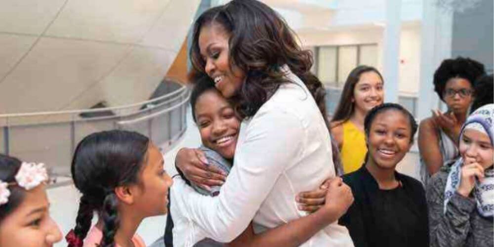 michelle-obama-y-malala-se-unen-en-una-sola-voz-femenina-michelle-abrazando-niña-movidatuy.com