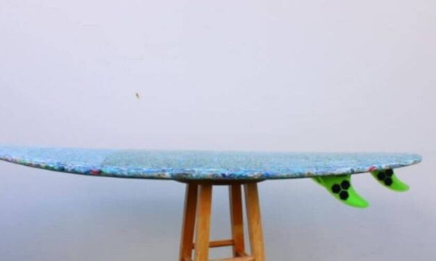 ✌ Surfista se destaca creando tablas con desechos plásticos reciclados de la playa ✌