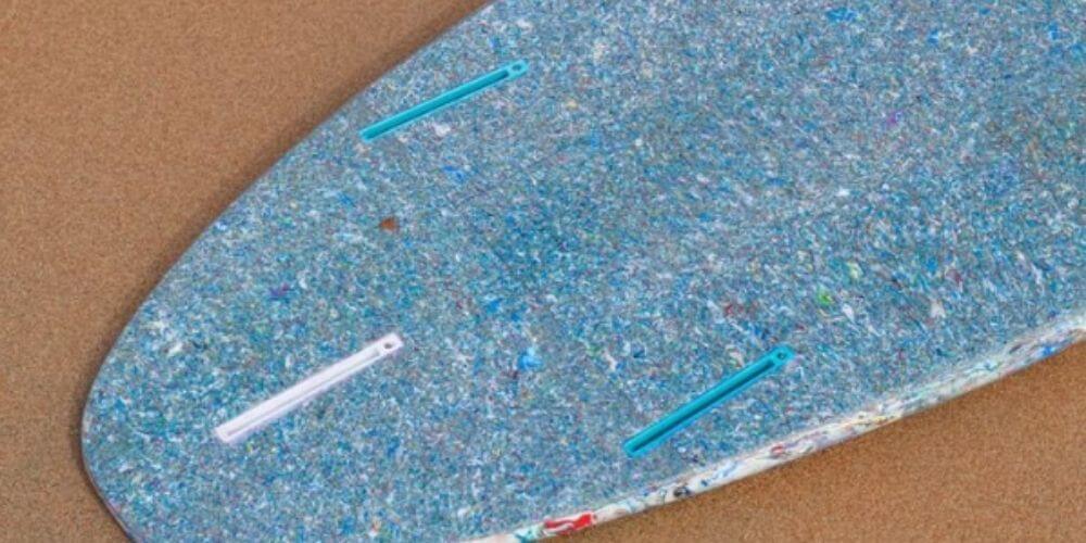 surfista-se-destaca-creando-tablas-condesechos-plasticos-reciclados-de-la-playa-tabla-de-surf-movidatuy.com