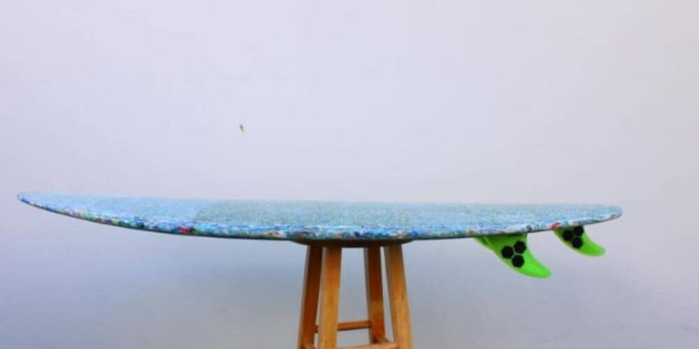 ✌ Surfista se destaca creando tablas con desechos plásticos reciclados de la playa ✌