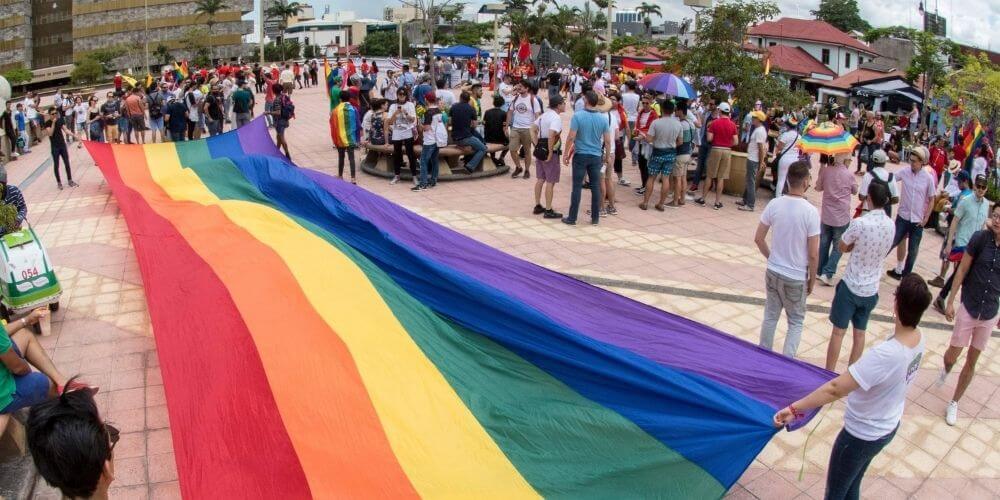 el-vaticano-desmiente-que-apoya-los-matrimonios-civiles-homosexuales-bandera-orgullo-gay-movidatuy.com