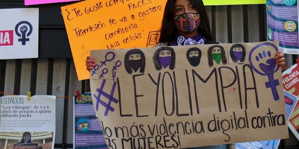 en-mexico-aprueban-la-ley-olimpia-y-penaran-con-6-años-de-carcel-el-acoso-digital-activista-protestando-movidatuy.com