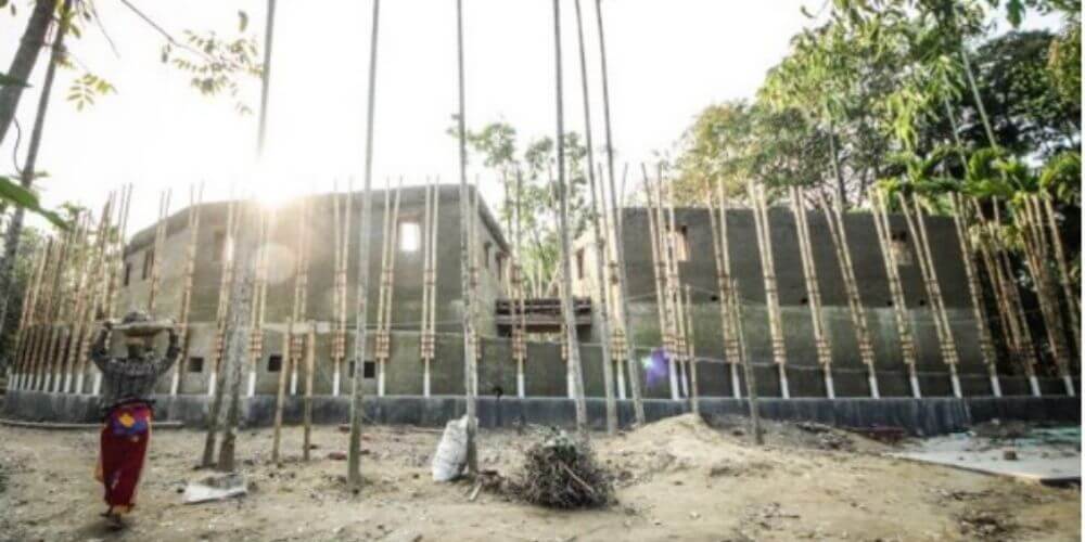 ✌️ Mujeres construyen centro para discapacitados con arcilla y bambú ✌️