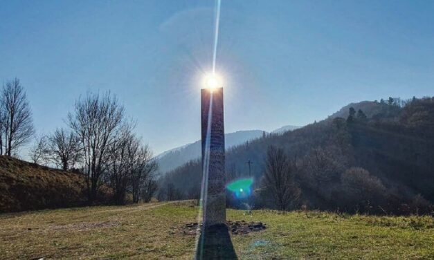 😮 Asombro en Rumania por extraña desaparición de un Monolito 😮