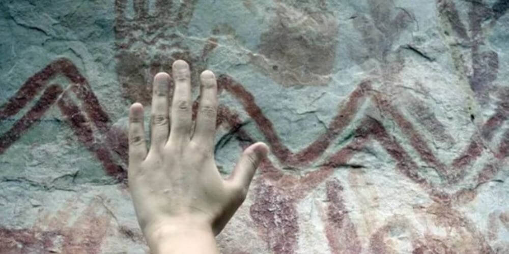 hacen-un-increíble-hallazgo-de-un-gigantesco-muro-de-pinturas-prehistoricas-amazonia-movidatuy.com
