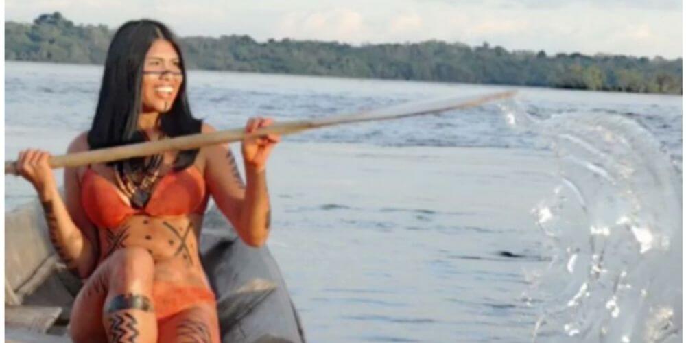 influencer-indigena-muestra-sus-costumbres-amazonicas-en-sus-redes-sociales-remando-canoa-movidatuy.com