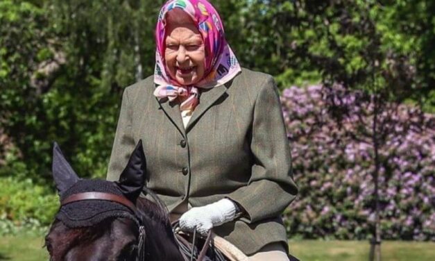 ✌️ La Reina Isabel monta a caballo a sus 94 años y se mantiene en forma ✌️
