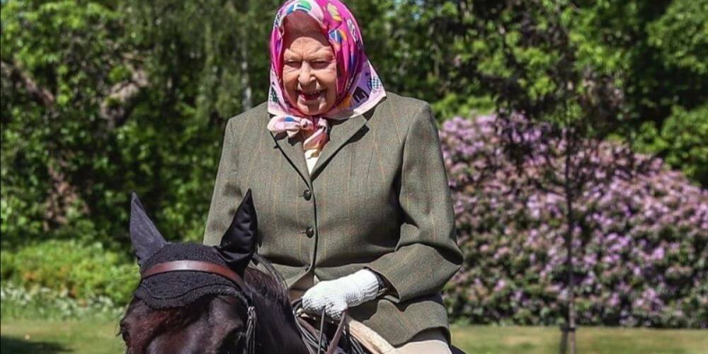 ✌️ La Reina Isabel monta a caballo a sus 94 años y se mantiene en forma ✌️
