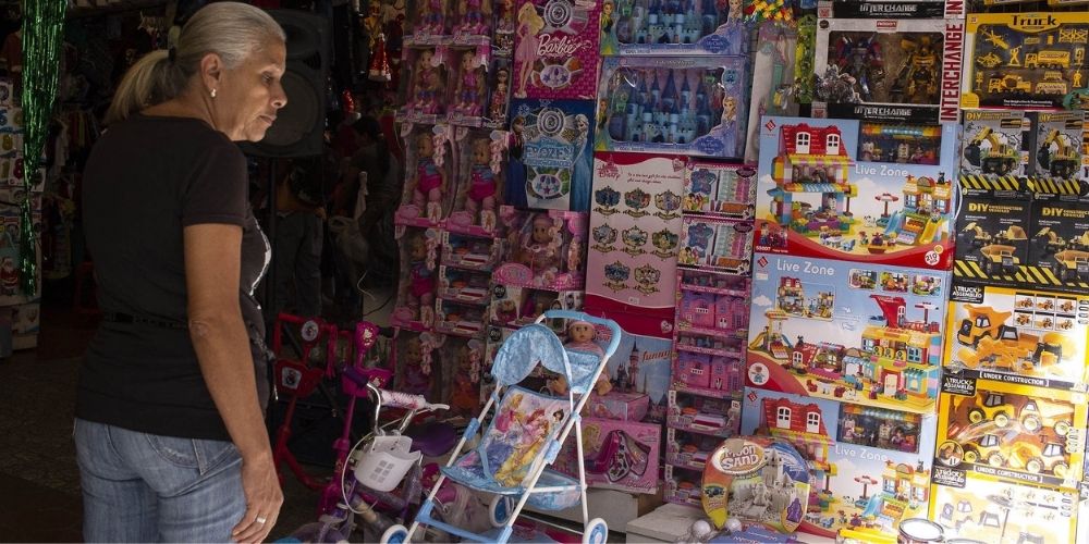padres-venezolanos-hacen-sacrificios-para-comprar-regalos-a-sus-hijos-estas-navidades-nacionales-movidatuy.com