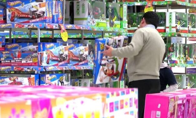 ✅ Padres venezolanos hacen sacrificios para comprar regalos a sus hijos estas navidades ✅