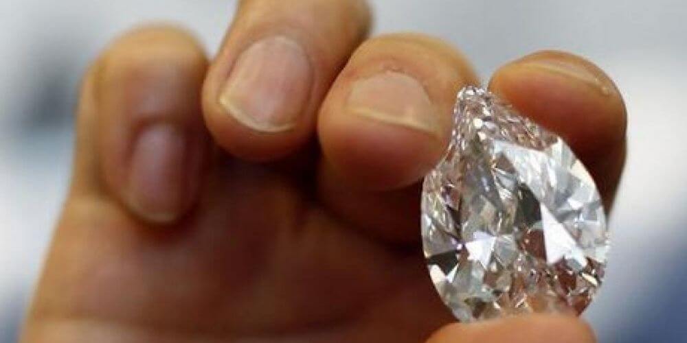 un-granjero-se-encontro-un-diamante-valorado-en-80-mil-dolares-diamante-brillante-movidatuy.com