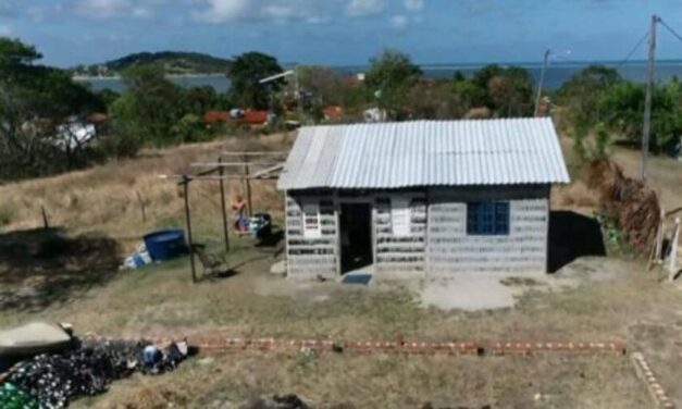 ✌️ Dos mujeres construyeron una casa a base de botellas de vidrio ✌️