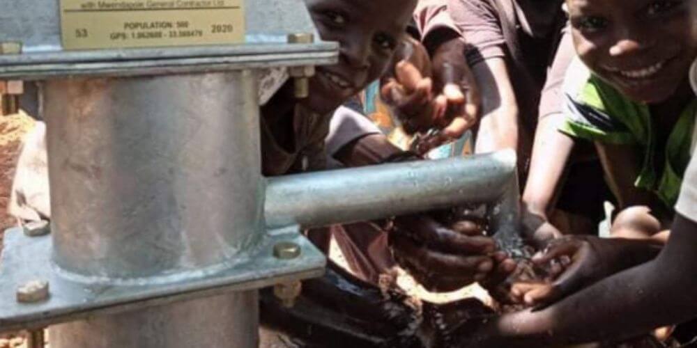 en-una-aldea-de-uganda-reciben-agua-potable-por-primera-vez-agua-fundacion-cottman-movidatuy.com