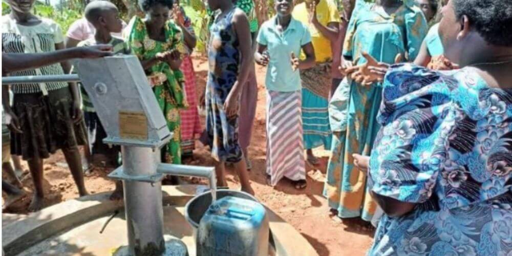en-una-aldea-de-uganda-reciben-agua-potable-por-primera-vez-habitantes-aldea-felicidad-movidatuy.com