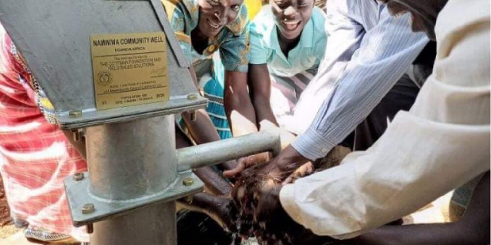 ✌️ En una aldea de Uganda reciben agua potable por primera vez ✌️