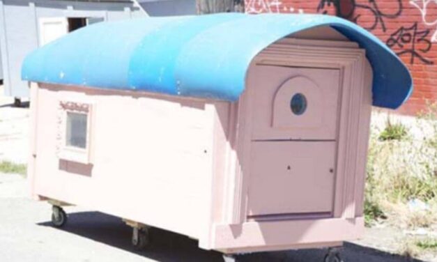 ✌️ Este artista construye casas para refugiados con objetos reciclados ✌️