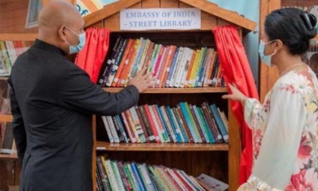 ✌️ Inauguran una biblioteca callejera en la Embajada de la India en Madagascar ✌️