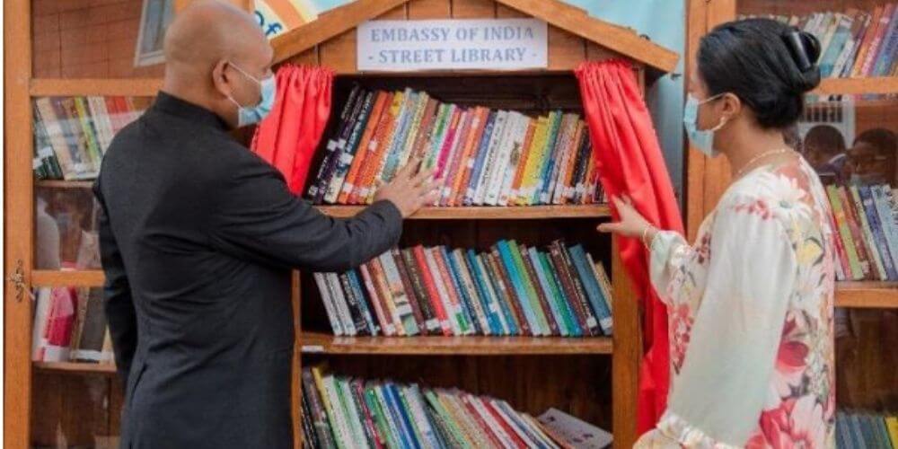✌️ Inauguran una biblioteca callejera en la Embajada de la India en Madagascar ✌️