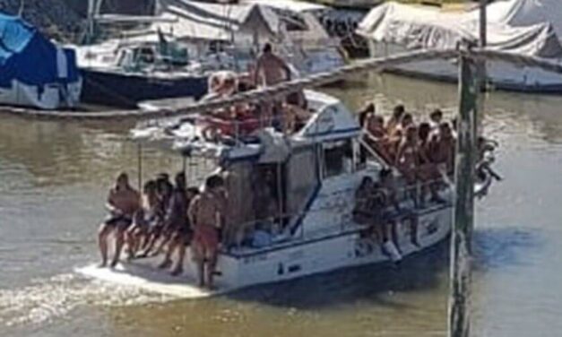 Se hunde por sobrepeso un yate con una fiesta ilegal durante el confinamiento