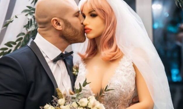 😮 Un hombre se casó con una muñeca y luego la engaña con otro objeto 😮