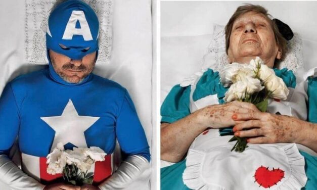 😮 Una fotógrafa viste a ancianos de princesas y héroes en sus féretros 😮