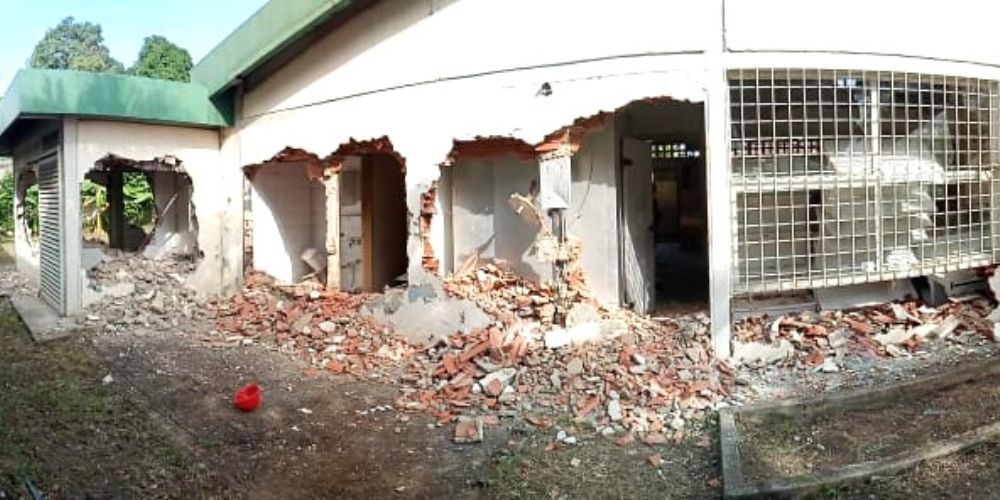 😮 Delincuentes derrumban antigua sede de Mercal que sería destinada a policías en Ocumare 😮