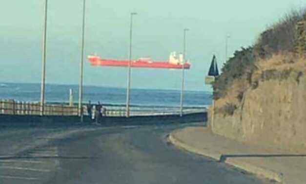 😮 Anonadado quedó un joven al ver un barco flotando en el cielo 😮