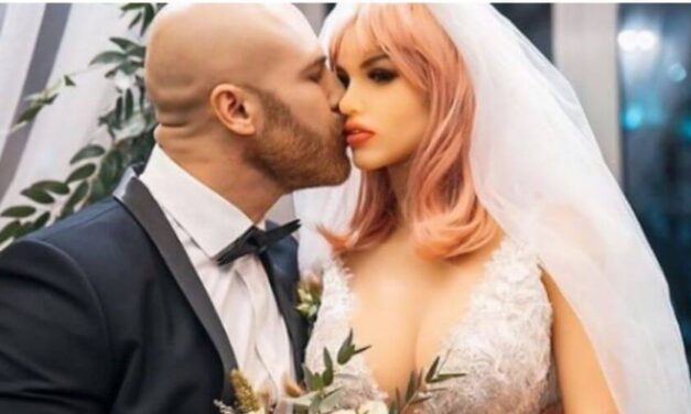 😮 El fisicoculturista Yuri Tolochko se divorcia de su muñeca íntima Margo 😮