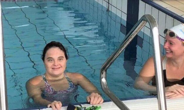✌️ Joven con síndrome de Down bate récord en su categoría de natación ✌️