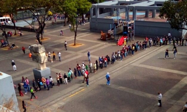 😮 Larga cola se generó para entrar al Metro tras la radicalización de la cuarentena 😮