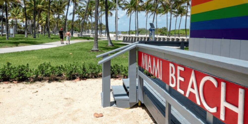 Miami Beach: los policías hacen cumplir el toque de queda