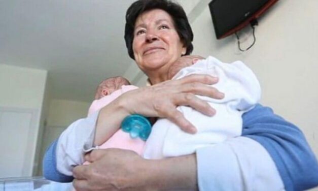 😮 Mujer de 64 años  que dio a luz a mellizos queda inhabilitada para criarlos 😮