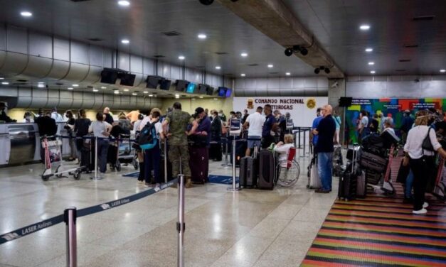 😮 Pasajeros protestaron en el Aeropuerto de Maiquetía ante la exigencia de pagar la prueba PCR 😮