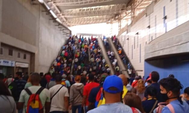 😮 Abarrotado de personas amaneció el Ferrocarril de los Valles del Tuy este lunes de cuarentena radical 😮