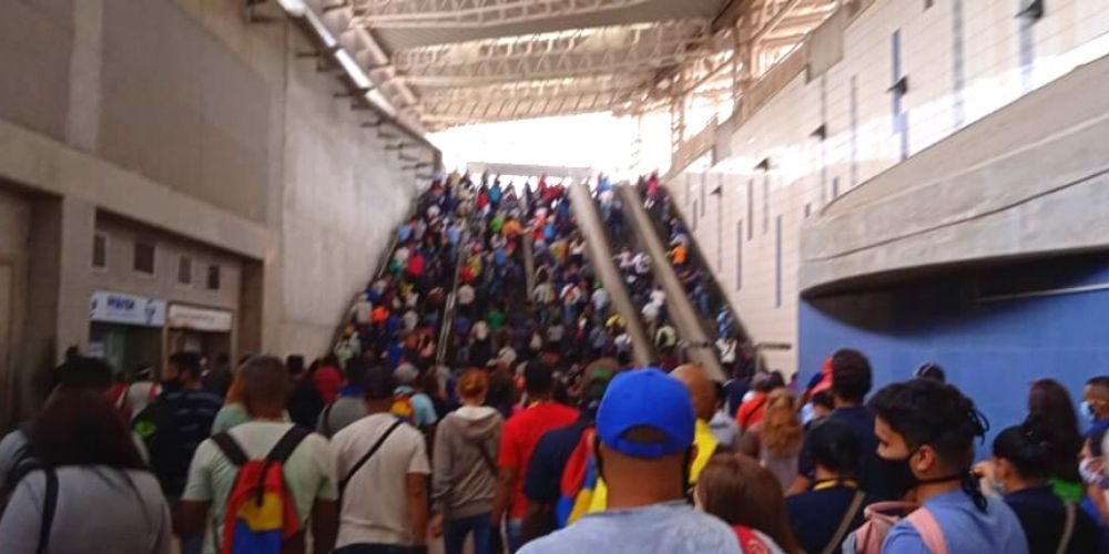 😮 Abarrotado de personas amaneció el Ferrocarril de los Valles del Tuy este lunes de cuarentena radical 😮