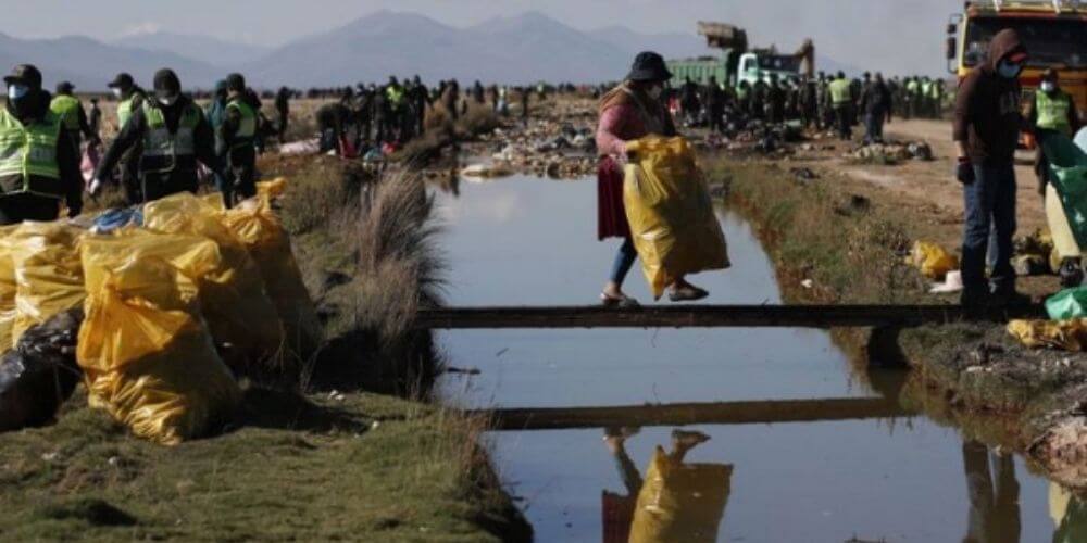 grupo-de-bolivianos-se-unen-para-limpiar-el-lago-uru-uru-contaminado-boliviana-atravesando-el-lago-movidatuy.com