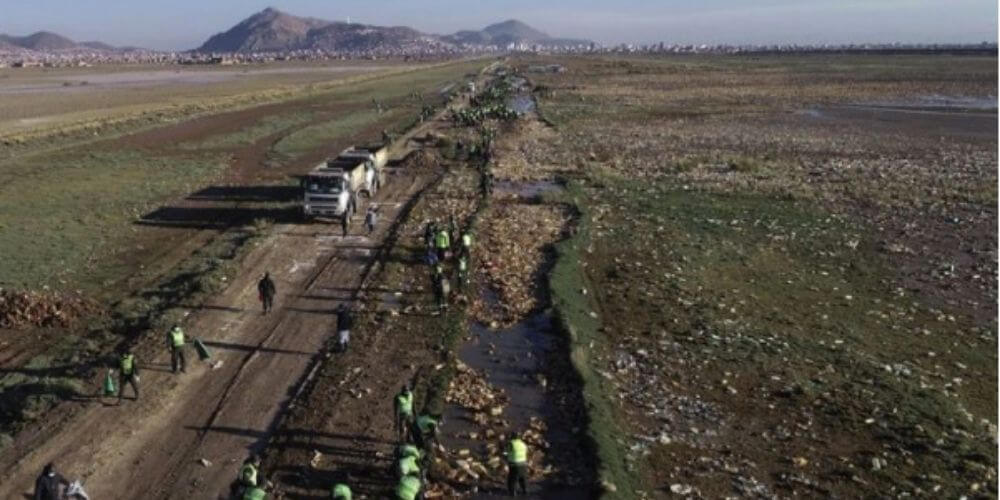 ✌️ Grupo de bolivianos se unen para limpiar el lago Uru Uru contaminado ✌️